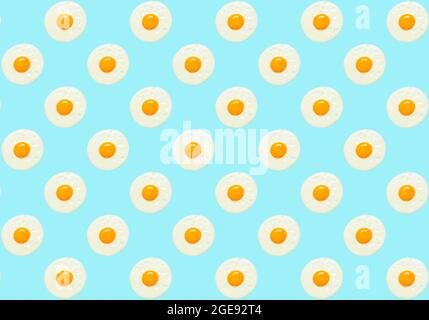 Fond d'œuf minimal. Œuf de poulet frit pour le petit déjeuner sur fond bleu. Modèle de cuisine créatif. Photo de haute qualité Banque D'Images
