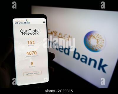 Personne tenant un smartphone avec le site Web de la société bahraini Ahli United Bank (AUB) à l'écran devant le logo. Concentrez-vous sur le centre de l'écran du téléphone. Banque D'Images