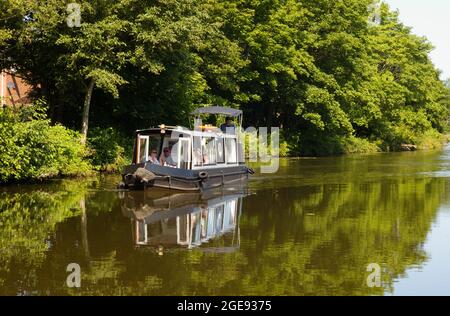 Une journée en bateau agréable sur le canal de Leeds et Liverpool en direction de Burscough Banque D'Images