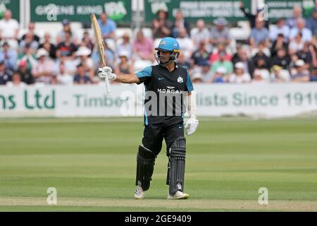 Brett d'Oliveira élève sa chauve-souris pour célébrer sa cinquantaine pour Worcestershire pendant la journée d'Essex Eagles vs Worcestershire Rapids, Royal London Banque D'Images