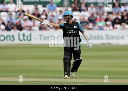 Brett d'Oliveira élève sa chauve-souris pour célébrer sa cinquantaine pour Worcestershire pendant la journée d'Essex Eagles vs Worcestershire Rapids, Royal London Banque D'Images