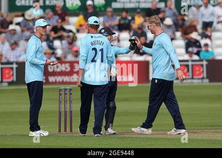 Simon Harmer d'Essex célèbre avec ses coéquipiers après avoir pris le cricket d'Ed Barnard pendant Essex Eagles vs Worcestershire Rapids, Royal London Banque D'Images