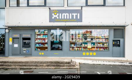 31 juillet 2021 , la Rochelle France : magasin de proximité automatique Ximiti vue de face un magasin de 24/7 Smart en France Banque D'Images