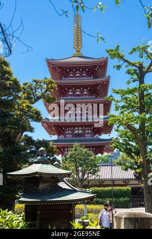 La pagode de 53 mètres de haut à cinq étages au temple bouddhiste Sensoji à Asakusa, Tokyo, Japon. La pagode originale a été construite pendant la période Edo en 942 ce, et reconstruite à l'emplacement actuel en 1973. Banque D'Images