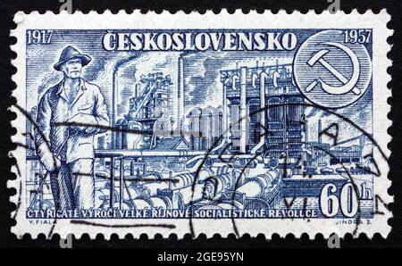 TCHÉCOSLOVAQUIE - VERS 1957 : un timbre imprimé en Tchécoslovaquie montre Worker, Factory, Hammer and Sickle, 40e anniversaire du Revolutio russe Banque D'Images