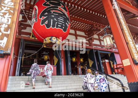 Des femmes japonaises vêtues de kimono entrent dans le hall principal du temple bouddhiste Sensoji à Asakusa, Tokyo, Japon. Le temple a été construit pendant la période Kamakura en 645 EC et est le plus ancien et le plus important temple de Tokyo. Banque D'Images