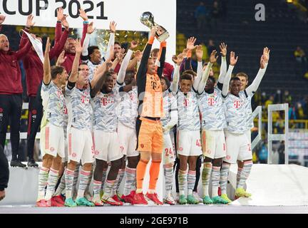 Manuel NEUER, gardien de but FCB 1 Leon GORETZKA, FCB 18 Jamal MUSIALA, FCB 42 Robert LEWANDOWSKI, FCB 9 Alphonso DAVIES, FCB 19 Bouna SARR, FCB 20 et l'équipe célèbrent la victoire avec le trophée lors de la finale DFL Super Cup Match BORUSSIA DORTMUND - BAYERN FC MÜNCHEN 1-3 le 17 août, 2021 à Dortmund, Allemagne saison 2020/2021, BVB, Muenchen, Munich, Bavière © Peter Schatz / Alamy Live News - LES RÉGLEMENTATIONS DFL INTERDISENT TOUTE UTILISATION de PHOTOGRAPHIES comme SÉQUENCES D'IMAGES et/ou QUASI-VIDÉO - Banque D'Images