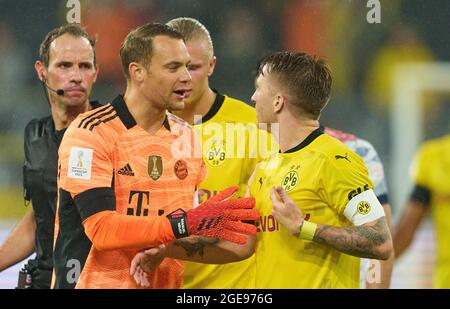 Manuel NEUER, gardien de but FCB 1 calme Marco REUS, BVB 11 Erling HAALAND, Haland, BVB 9 Referee Sascha Stegemann les regarder dans la finale DFL Super Cup Match BORUSSIA DORTMUND - FC BAYERN Munich 1-3 le 17 août 2021 à Dortmund, Allemagne saison 2020/2021, BVB, Muenchen, Munich, Bavière © Peter Schatz / Alamy Live News - LES RÉGLEMENTATIONS DFL INTERDISENT TOUTE UTILISATION de PHOTOGRAPHIES comme SÉQUENCES D'IMAGES et/ou QUASI-VIDÉO - Banque D'Images