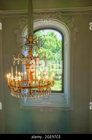 Parme, Italie : intérieur du musée Fondation/Fondazione magnani Rocca. Lustre art déco Banque D'Images