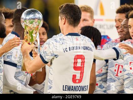 Robert LEWANDOWSKI, FCB 9 dans la finale DFL Super Cup Match BORUSSIA DORTMUND - FC BAYERN MÜNCHEN 1-3 le 17 août 2021 à Dortmund, Allemagne saison 2020/2021, BVB, Muenchen, Munich, Bavière © Peter Schatz / Alamy Live News - LES RÉGLEMENTATIONS DFL INTERDISENT TOUTE UTILISATION de PHOTOGRAPHIES comme SÉQUENCES D'IMAGES et/ou QUASI-VIDÉO - Banque D'Images