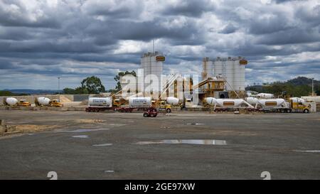 Toowoomba, Queensland Australie - 14 février 2021 : camions stationnés dans une usine de béton de Toowoomba Queensland Banque D'Images