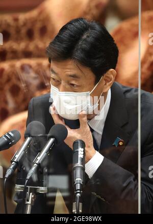 Tokyo, Japon. 18 août 2021. Le ministre japonais de la politique fiscale Yasutoshi Nishimura répond à une question à la session du comité du cabinet de la Chambre basse à la Diète nationale à Tokyo, le mercredi 18 août 2021. Credit: Yoshio Tsunoda/AFLO/Alay Live News Banque D'Images