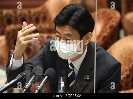 Tokyo, Japon. 18 août 2021. Le ministre japonais de la politique fiscale Yasutoshi Nishimura répond à une question à la session du comité du cabinet de la Chambre basse à la Diète nationale à Tokyo, le mercredi 18 août 2021. Credit: Yoshio Tsunoda/AFLO/Alay Live News Banque D'Images