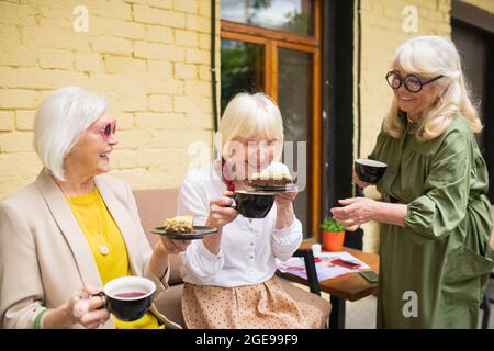 Les femmes se sentent super tout en passant du temps ensemble et en buvant du thé Banque D'Images
