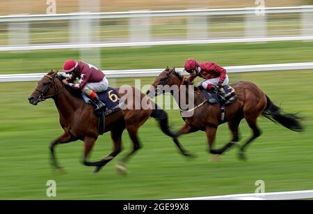 Photo du dossier datée du 19-06-2020 de Golden Pal et Andrea Atzeni (à gauche) pendant le quatrième jour de Royal Ascot à l'hippodrome d'Ascot. Date de publication : le mercredi 18 août 2021. Banque D'Images