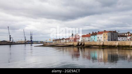 Le front de mer et des maisons en terrasse géorgienne à la pointe dans le vieux Hartlepool,Angleterre,UK Banque D'Images