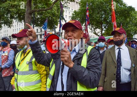 Londres, Royaume-Uni. 14 août 2021. Les anciens combattants de Gurkha protestent devant Downing Street. Les Gurkhas ont organisé des grèves de la faim et des manifestations pendant plusieurs semaines contre la « discrimination, l'exploitation et l'injustice historique », y compris les pensions inégales accordées aux soldats Gurkha par rapport à leurs homologues britanniques. Banque D'Images