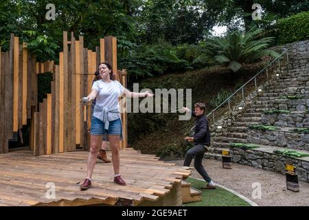 Acteurs lors d'une répétition de combat à l'amphithéâtre Trebah Garden de Cornwall. Banque D'Images