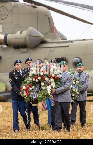 Pegnitz, Allemagne. 18 août 2021. Des soldats américains et allemands ramassent des couronnes dans un hélicoptère de transport Chinook lors d'une commémoration d'un accident d'hélicoptère. Le 18 août 1971, un hélicoptère Chinook de l'armée américaine s'est écrasé près de Pegnitz. 37 soldats ont été tués. C'est le pire accident de l'armée américaine depuis la Seconde Guerre mondiale. Credit: Daniel Karmann/dpa/Alay Live News Banque D'Images