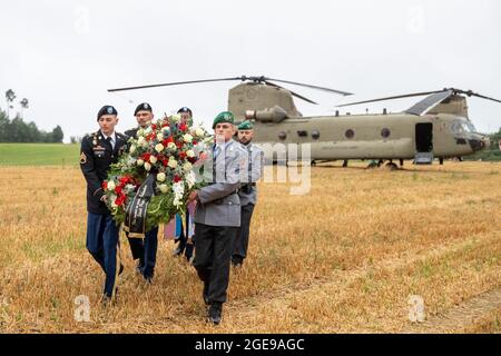 Pegnitz, Allemagne. 18 août 2021. Des soldats américains et allemands ramassent des couronnes dans un hélicoptère de transport Chinook lors d'une commémoration d'un accident d'hélicoptère. Le 18 août 1971, un hélicoptère Chinook de l'armée américaine s'est écrasé près de Pegnitz. 37 soldats ont été tués. C'est le pire accident de l'armée américaine depuis la Seconde Guerre mondiale. Credit: Daniel Karmann/dpa/Alay Live News Banque D'Images