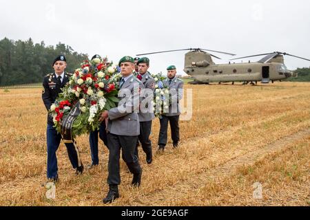 Pegnitz, Allemagne. 18 août 2021. Des soldats américains et allemands ramassent des couronnes dans un hélicoptère de transport Chinook lors d'une commémoration d'un accident d'hélicoptère. Le 18 août 1971, un hélicoptère Chinook de l'armée américaine s'est écrasé près de Pegnitz. 37 soldats ont été tués. C'est le pire accident de l'armée américaine depuis la Seconde Guerre mondiale. Credit: Daniel Karmann/dpa/Alay Live News Banque D'Images