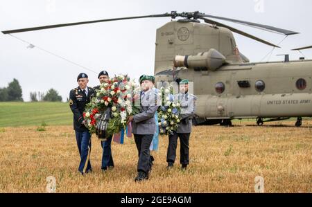 Pegnitz, Allemagne. 18 août 2021. Des soldats américains et allemands ramassent des couronnes dans un hélicoptère de transport Chinook lors d'une commémoration d'un accident d'hélicoptère. Le 18 août 1971, un hélicoptère Chinook de l'armée américaine s'est écrasé près de Pegnitz. 37 soldats ont été tués. C'est le pire accident de l'armée américaine depuis la Seconde Guerre mondiale. Credit: Daniel Karmann/dpa/Alay Live News Banque D'Images