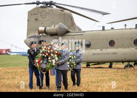 Pegnitz, Allemagne. 18 août 2021. Des soldats américains et allemands ramassent des couronnes dans un hélicoptère de transport Chinook lors d'une commémoration d'un accident d'hélicoptère. Le 18 août 1971, un hélicoptère Chinook de l'armée américaine s'est écrasé près de Pegnitz. 37 soldats ont été tués. C'est le pire accident de l'armée américaine depuis la Seconde Guerre mondiale. Credit: Daniel Karmann/dpa/Alay Live News Banque D'Images