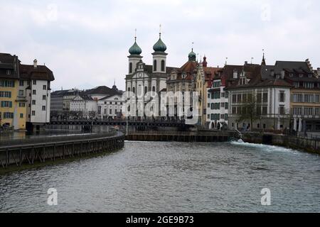 Front de mer de Lucerne, vieille ville le long de la rivière Reuss, avec église jésuite dominante et pont de Reuss en premier plan. Banque D'Images