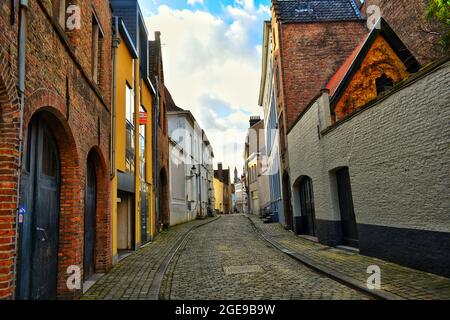 Une rue colorée dans la ville historique de Bruges, Belgique Banque D'Images