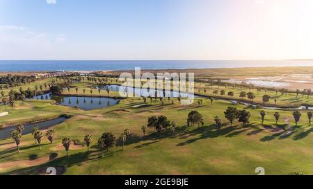 Parcours de golf au bord de la mer. Plage de Salgados. Portugal, Albufeira. Vue aérienne, journée ensoleillée en Algarve Banque D'Images