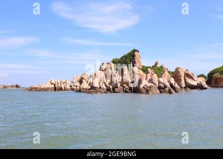 La plage rocheuse de l'île a le phare Ke GA Banque D'Images