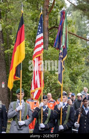 Pegnitz, Allemagne. 18 août 2021. Les porteurs de drapeaux de l'armée américaine et de la Bundeswehr se tiennent côte à côte lors d'une commémoration d'un accident d'hélicoptère. Le 18 août 1971, un hélicoptère Chinook de l'armée américaine s'est écrasé près de Pegnitz. 37 soldats ont été tués dans l'accident. C'est le pire accident de l'armée américaine depuis la Seconde Guerre mondiale. Credit: Daniel Karmann/dpa/Alay Live News Banque D'Images