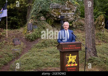 Pegnitz, Allemagne. 18 août 2021. Joachim Herrmann (CSU), ministre de l'intérieur de Bavière, prend la parole devant une pierre commémorative lors de la commémoration d'un accident d'hélicoptère de l'armée américaine. Le 18 août 1971, un hélicoptère Chinook de l'armée américaine s'est écrasé près de Pegnitz. 37 soldats ont été tués. C'est le pire accident de l'armée américaine depuis la Seconde Guerre mondiale. Credit: Daniel Karmann/dpa/Alay Live News Banque D'Images