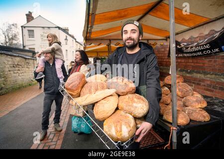 La ville de Stroud dans Gloucestershire - le boulanger Dominic Salter avec sa stalle sur Union Street pendant la journée de marché Banque D'Images