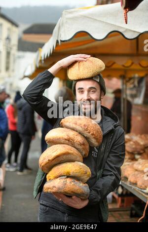 La ville de Stroud dans Gloucestershire - le boulanger Dominic Salter avec sa stalle sur Union Street pendant la journée de marché Banque D'Images