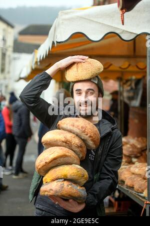 La ville de Stroud dans Gloucestershire - le boulanger Dominic Salter avec sa stalle sur Union Street pendant la journée de marché Banque D'Images