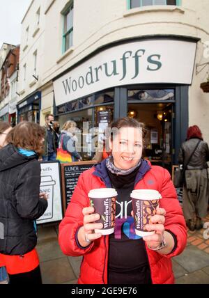 La ville de Stroud à Gloucestershire - Vanessa Lavy cousins artiste locale qui travaille également au Woodruffs Organic café Banque D'Images