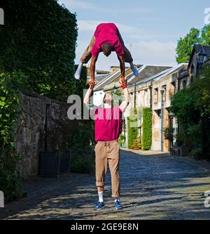 Circus Lane, Édimbourg, Écosse, Royaume-Uni. 18 août 2021. La bromance fera la promotion de leur apparition à Édimbourg Fringe, Luke Chadwick-Jones, Eric Mitchell et Raf Shah seront sur la scène d'Édimbourg pour la deuxième moitié de la course de ce favori de Fringe. Il explore les concepts de l'amitié subverting des tours et des styles de cirque conventionnels avec ses techniques ludiques. Très divertissant, ce spectacle est un spectacle sur la confiance, l'intimité et les amitiés masculines explorées à travers des prouesses époustouflantes de force, des compétences de cirque étonnantes, l'équilibre main-à-main, acrobaties et des routines de roue Cyr. Crédit : Arch White/Alamy News Banque D'Images