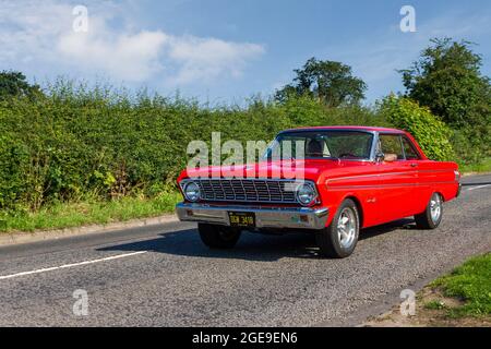 1964 60s 60 voiture à essence Red Ford Falcon Sprint 4230cc en route vers Capesthorne Hall Classic July car show, Cheshire, Royaume-Uni Banque D'Images