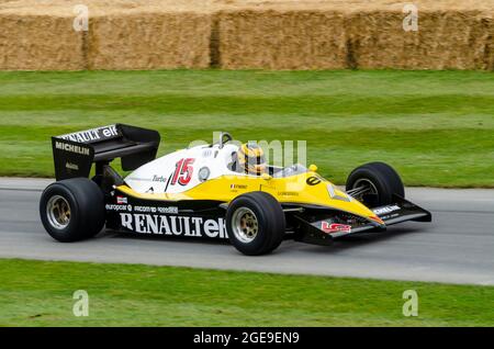 Renault RE40 Formule 1, Grand Prix au Goodwood Festival of Speed Motor Racing event 2014, en montant la colline. Voiture Prost des années 1980 Banque D'Images