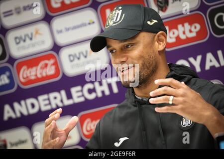 Vincent Kompany, entraîneur en chef d'Anderlecht, photographié lors de la conférence de presse de l'équipe belge de football RSCA Anderlecht, à Bruxelles, le mercredi 18 août Banque D'Images