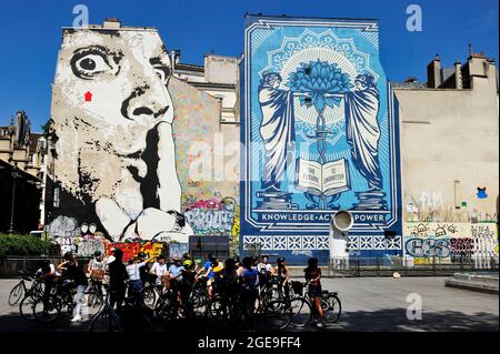 FRANCE, PARIS (75) 4ÈME ARRONDISSEMENT, PLACE IGOR-STRAVINSKY, STREET ART, 'CHUUUTTT!!!' SELFPORTRAIT PAR JEF AÉROSOL, VISITE GUIDÉE À VÉLO Banque D'Images