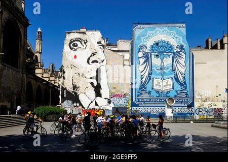 FRANCE, PARIS (75) 4ÈME ARRONDISSEMENT, PLACE IGOR-STRAVINSKY, STREET ART, 'CHUUUTTT!!!' SELFPORTRAIT PAR JEF AÉROSOL, VISITE GUIDÉE À VÉLO Banque D'Images