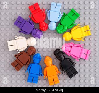 Tambov, Fédération de Russie -12 août 2021 onze figurines Lego monochromes sur fond gris. LEGO : tout le monde est génial. Banque D'Images