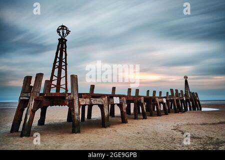 Les restes de bois de l'extrémité de l'ancienne jetée sur la plage de St Annes. Banque D'Images