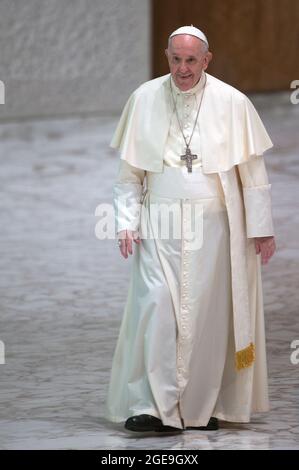 18 août 2021 : le pape François arrive pour son audience générale hebdomadaire au Vatican, mercredi Banque D'Images