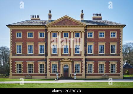 L'avant spectaculaire de Lytham Hall avec un ciel bleu en arrière-plan. Banque D'Images