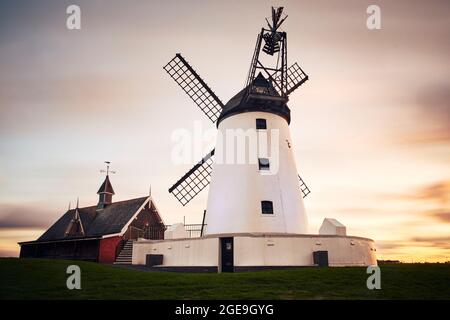 Le moulin à vent blanc de Lytham St Annes. Banque D'Images