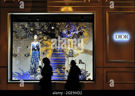 FRANCE, PARIS (75) 8ÈME ARRONDISSEMENT, L'AVENUE MONTAIGNE À L'HEURE DE NOËL, BOUTIQUE DE MODE DIOR Banque D'Images