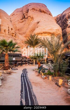 Un camp de bédouins touristiques dans le désert jordanien à Wadi Rum près de Petra. Banque D'Images